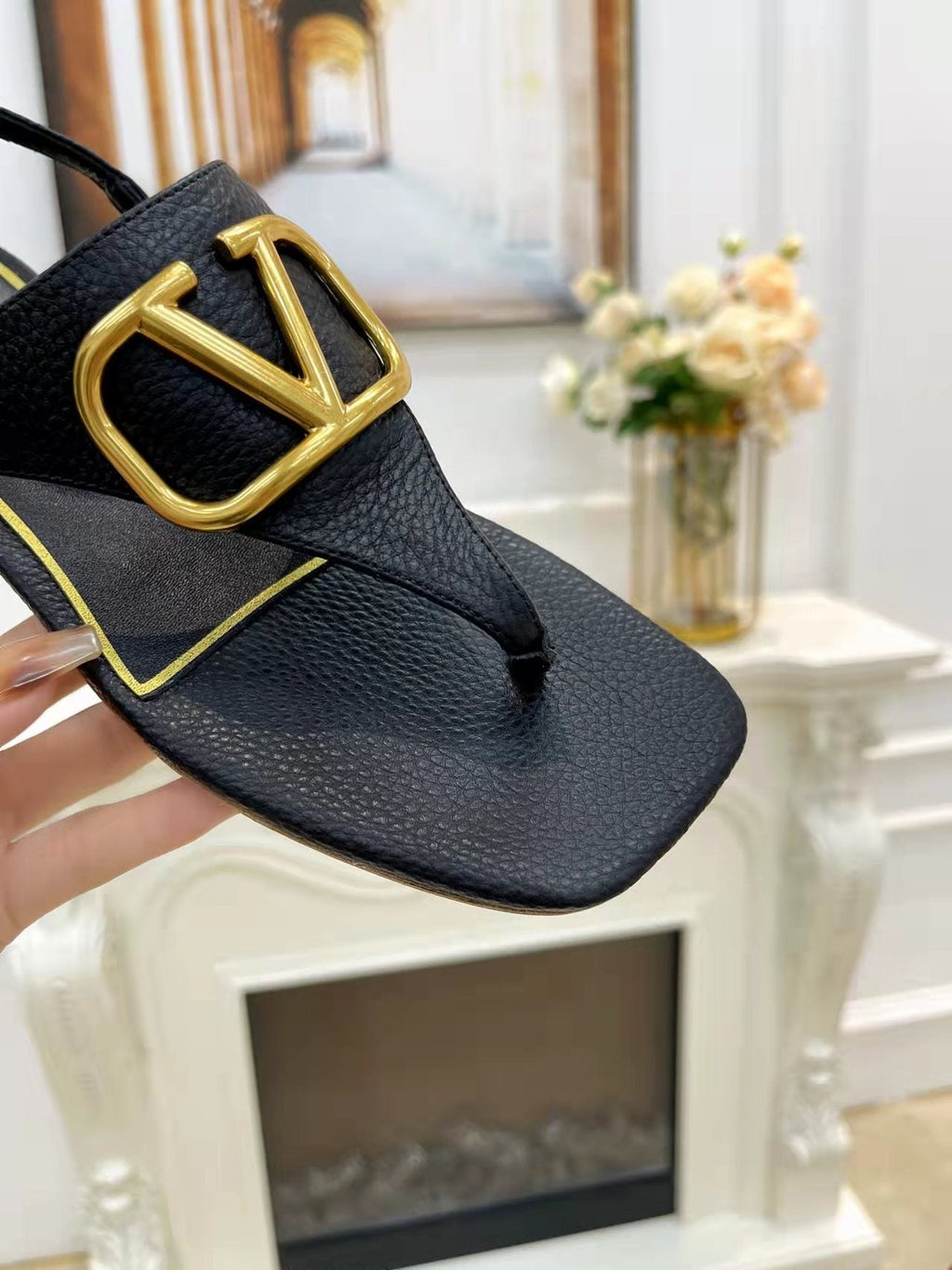 THONG SANDALS IN BLACK CALFSKIN WITH GOLD LOGO