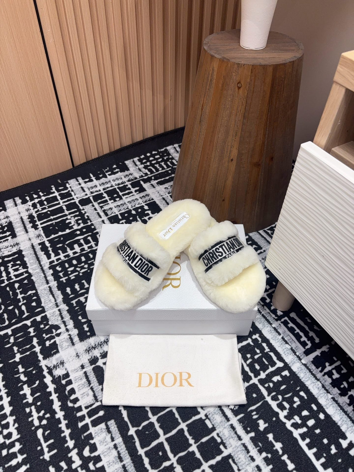 THICK-SOLE SLIPPERS WHITE CREAM SHEARLING WITH EMBROIDERED LOGO