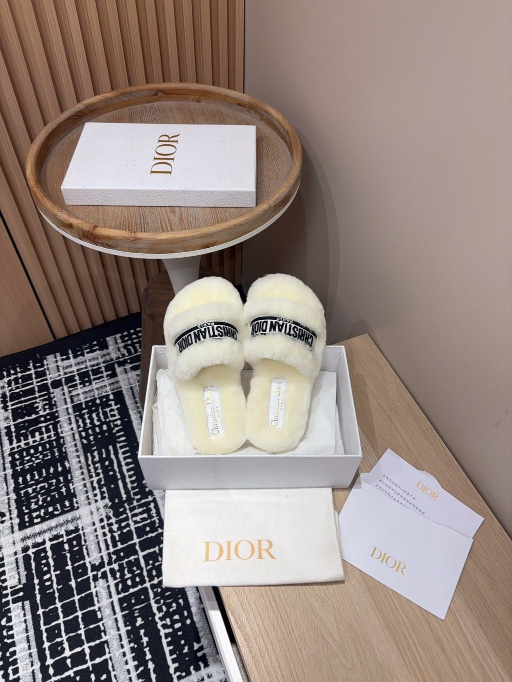 THICK-SOLE SLIPPERS WHITE CREAM SHEARLING WITH EMBROIDERED LOGO