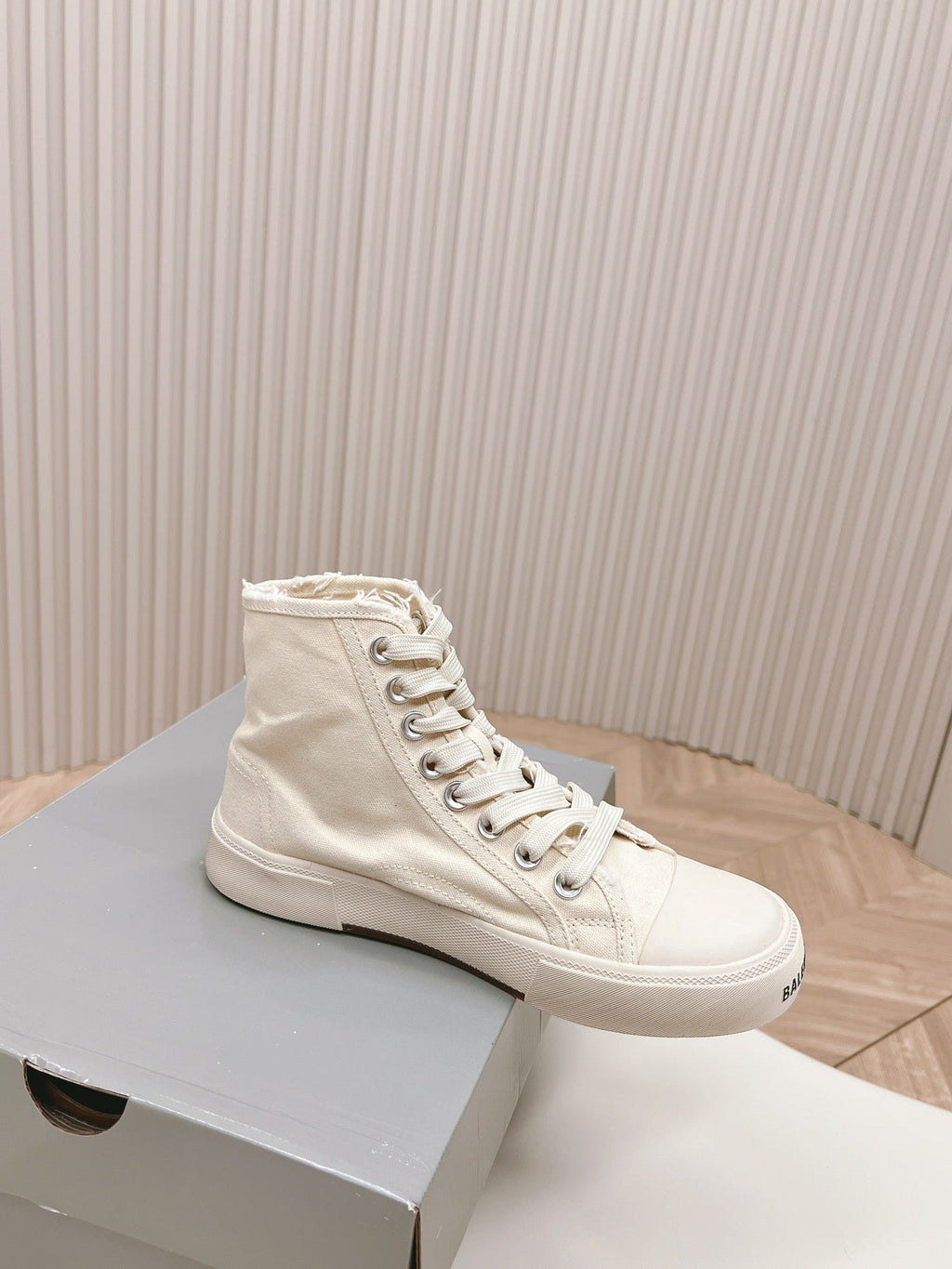 WHITE CANVAS HIGH-TOP SNEAKERS LOGO GRAFFITI
