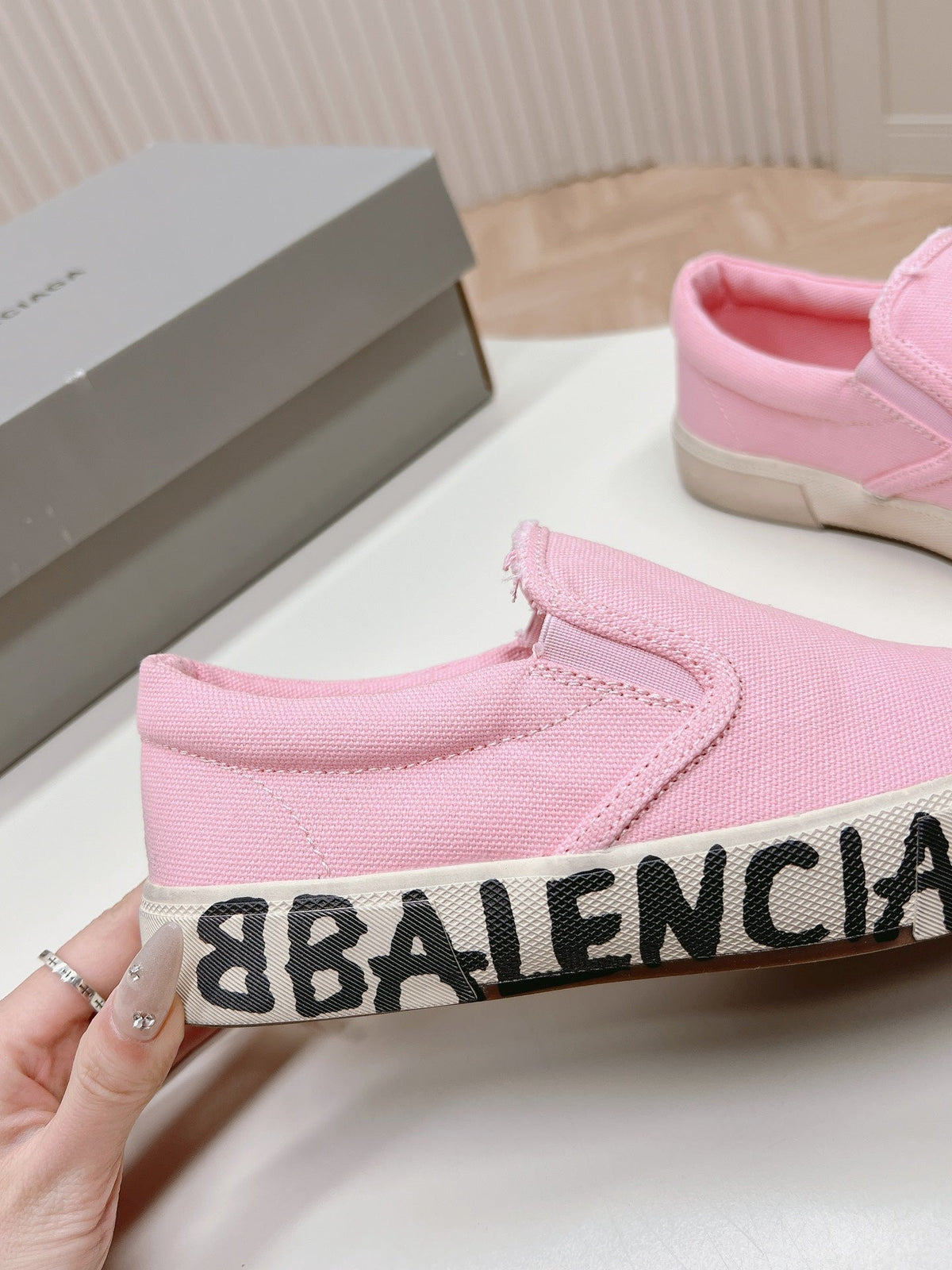 SLIP-ON SNEAKERS GRAFFITI IN PINK CANVAS