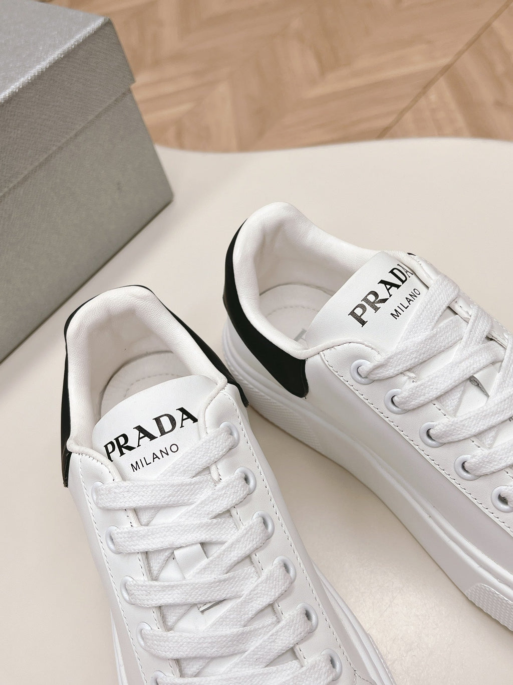 PRA RETRO SNEAKERS WHITE AND BLACK CALFSKIN