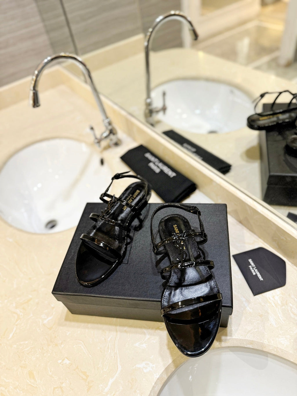 SL LOGO FLAT SANDALS BLACK POLISHED CALFSKIN