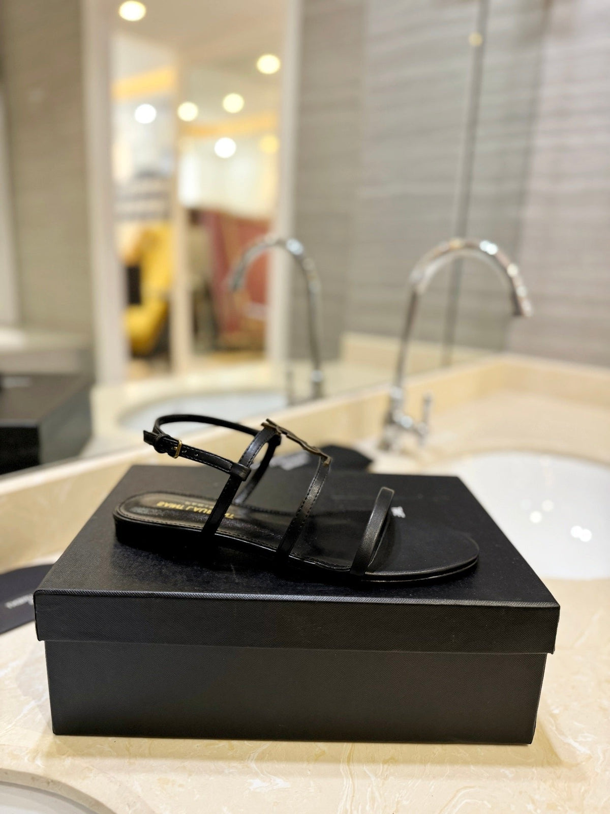 SL LOGO FLAT SANDALS BLACK CALFSKIN