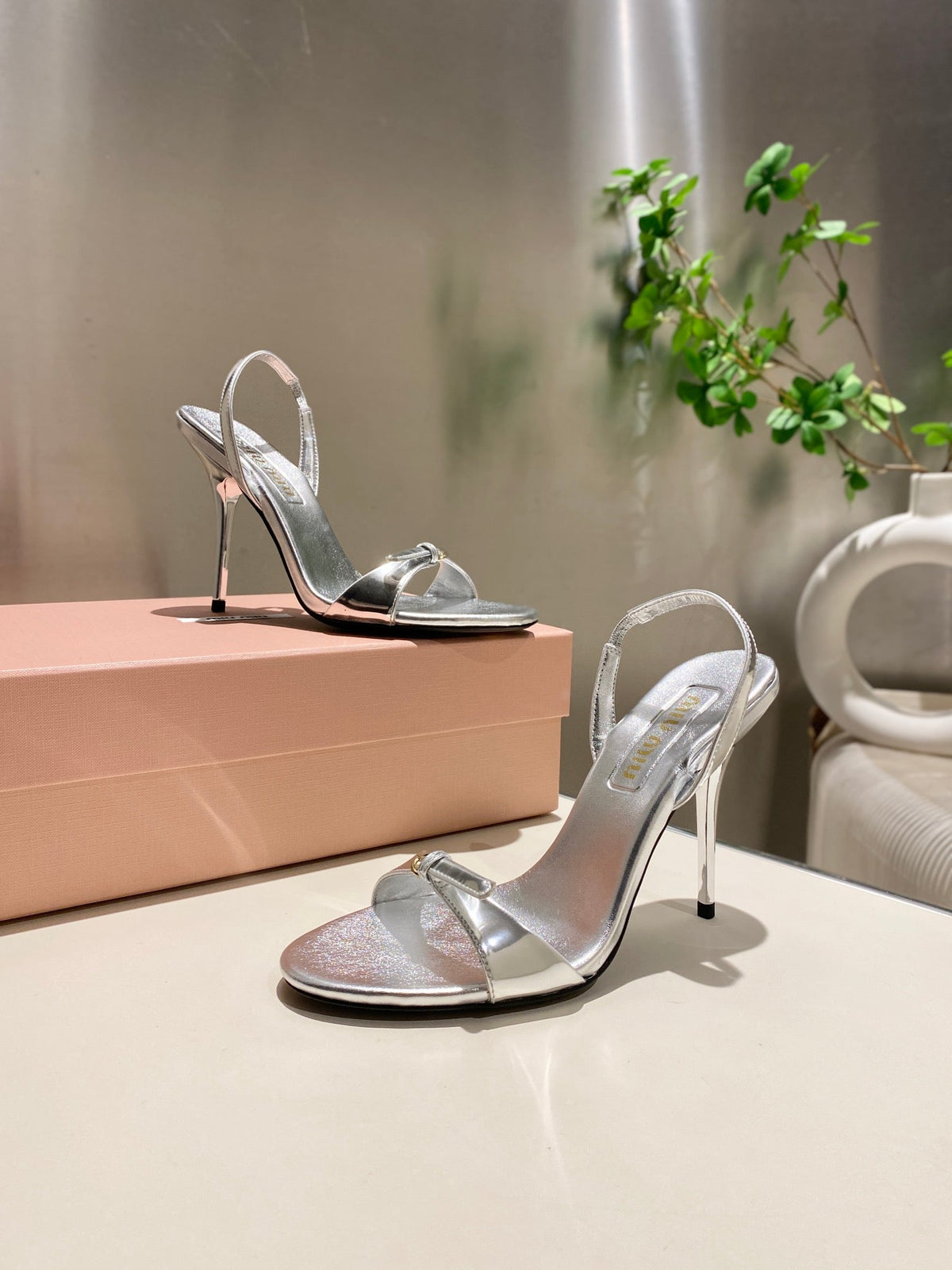 TWO STRAP HIGH HEELED SANDALS IN SILVER METALLIC GLOSSY SHEEPSKIN