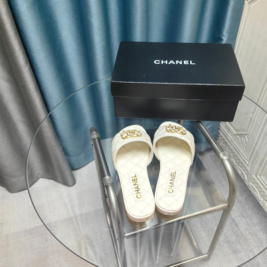 QUILTED SLIPPERS WHITE SHEEPSKIN