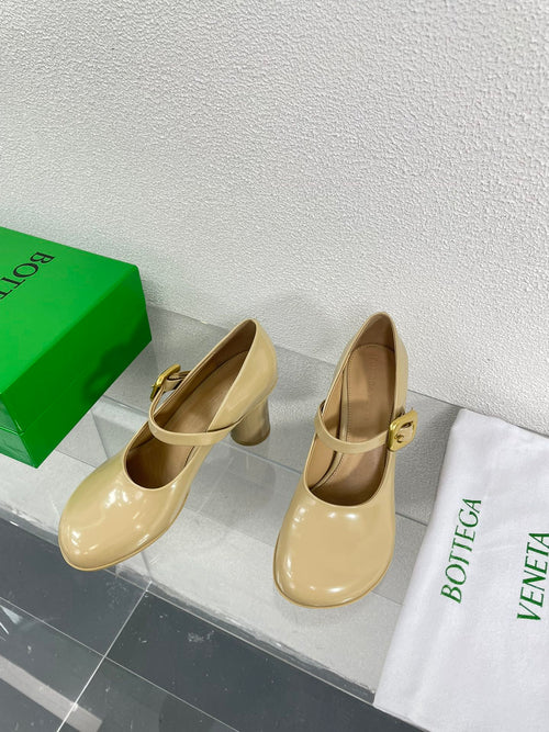 ATOMIC MARY-JANE PUMP 9 CM IN BISQUE BEIGE CALFSKIN