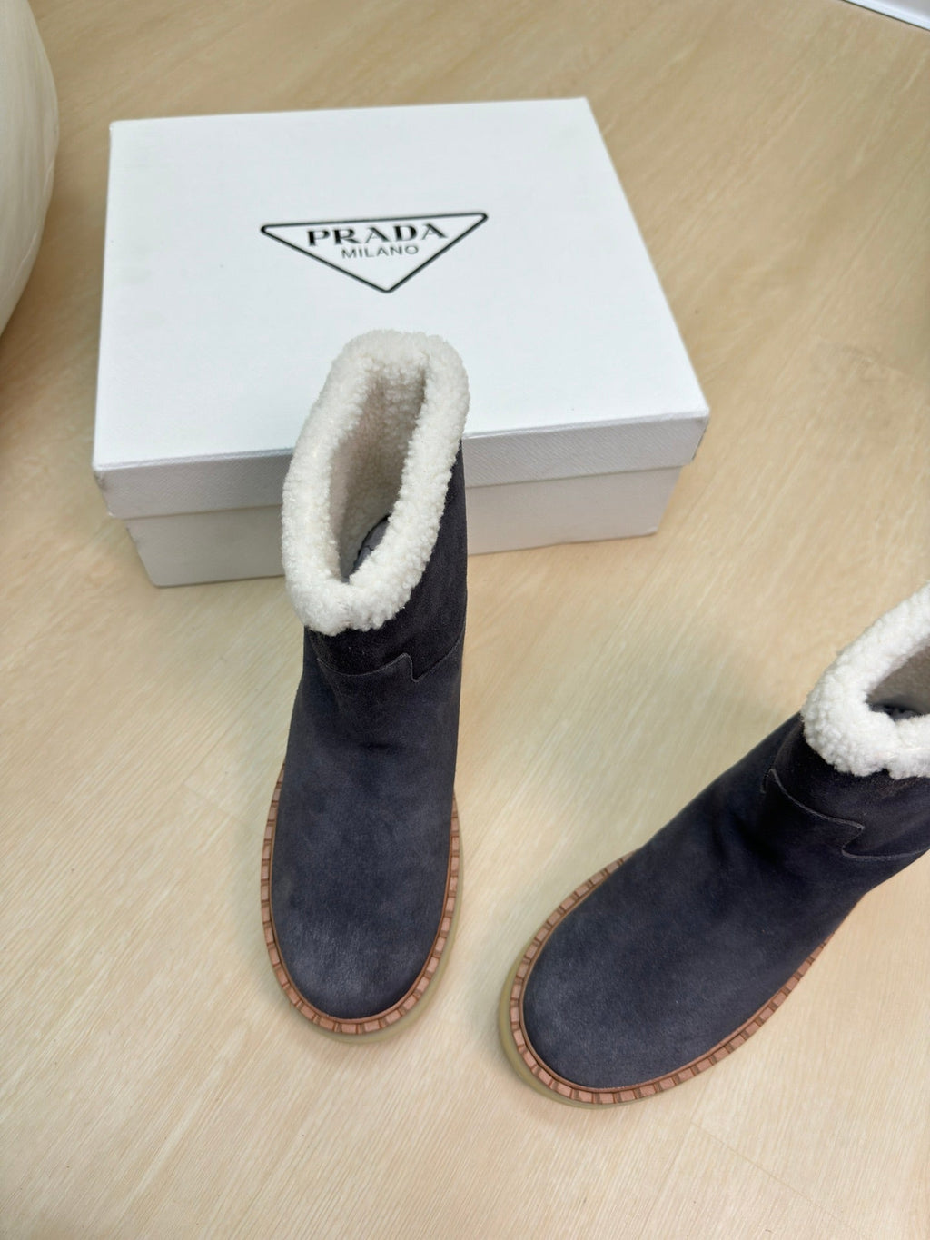 SUEDE BOOTS SLATE GRAY WITH SHEARLING LINING AND RUBBER FLATFORM SOLE