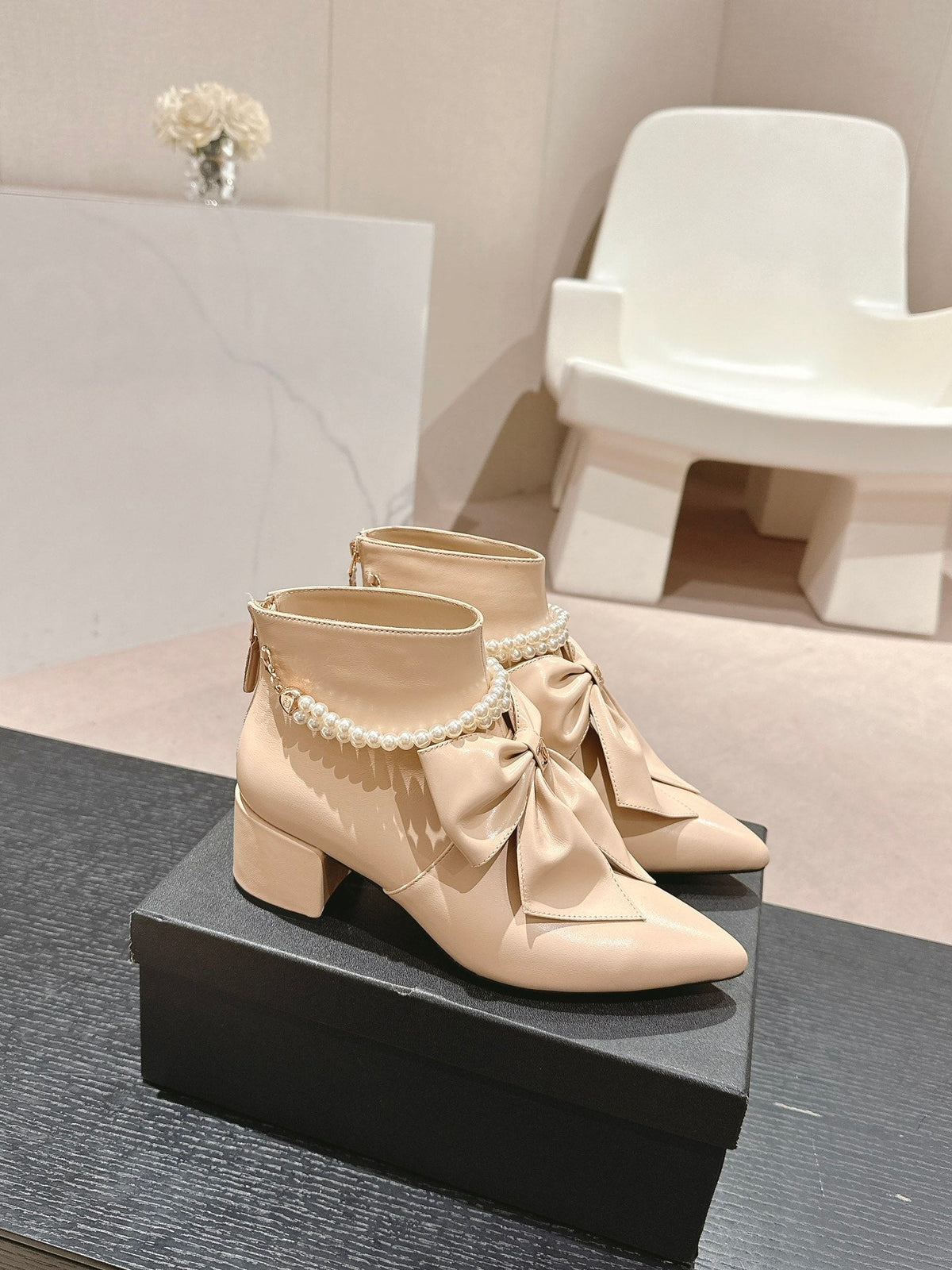 SHORT BOOTS IN BISQUE CREAM SHEEPSKIN WITH BOW