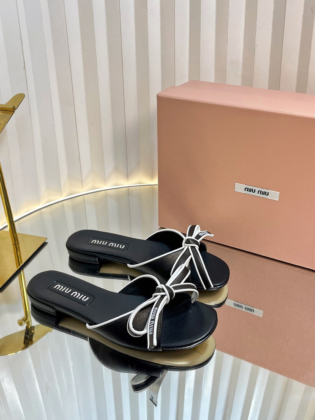 SLIDES SANDALS IN BLACK WITH WHITE BORDER CALFSKIN BOW IN TRAP