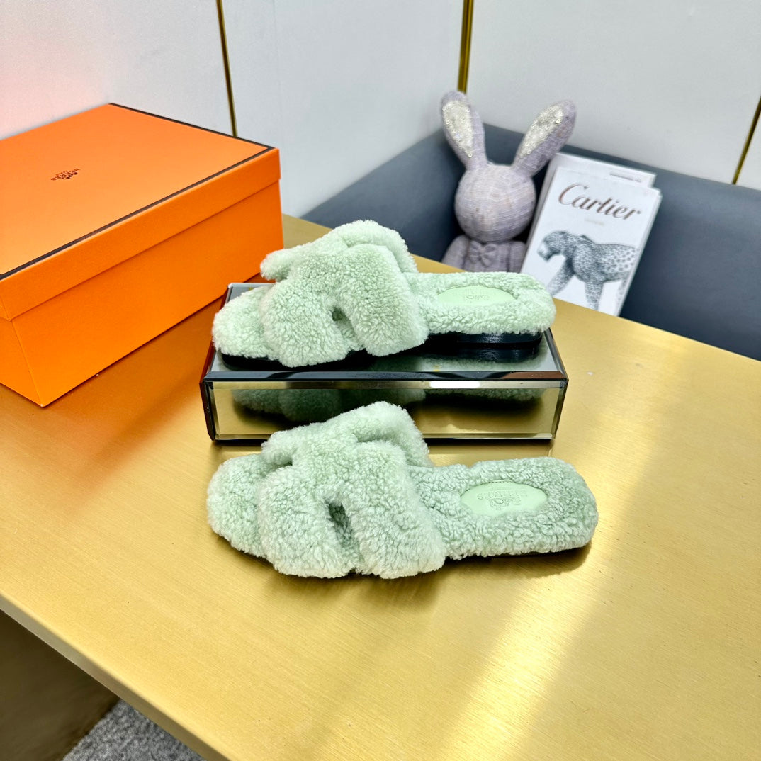 ORAN SHEARLING SANDALS PASTEL GREEN
