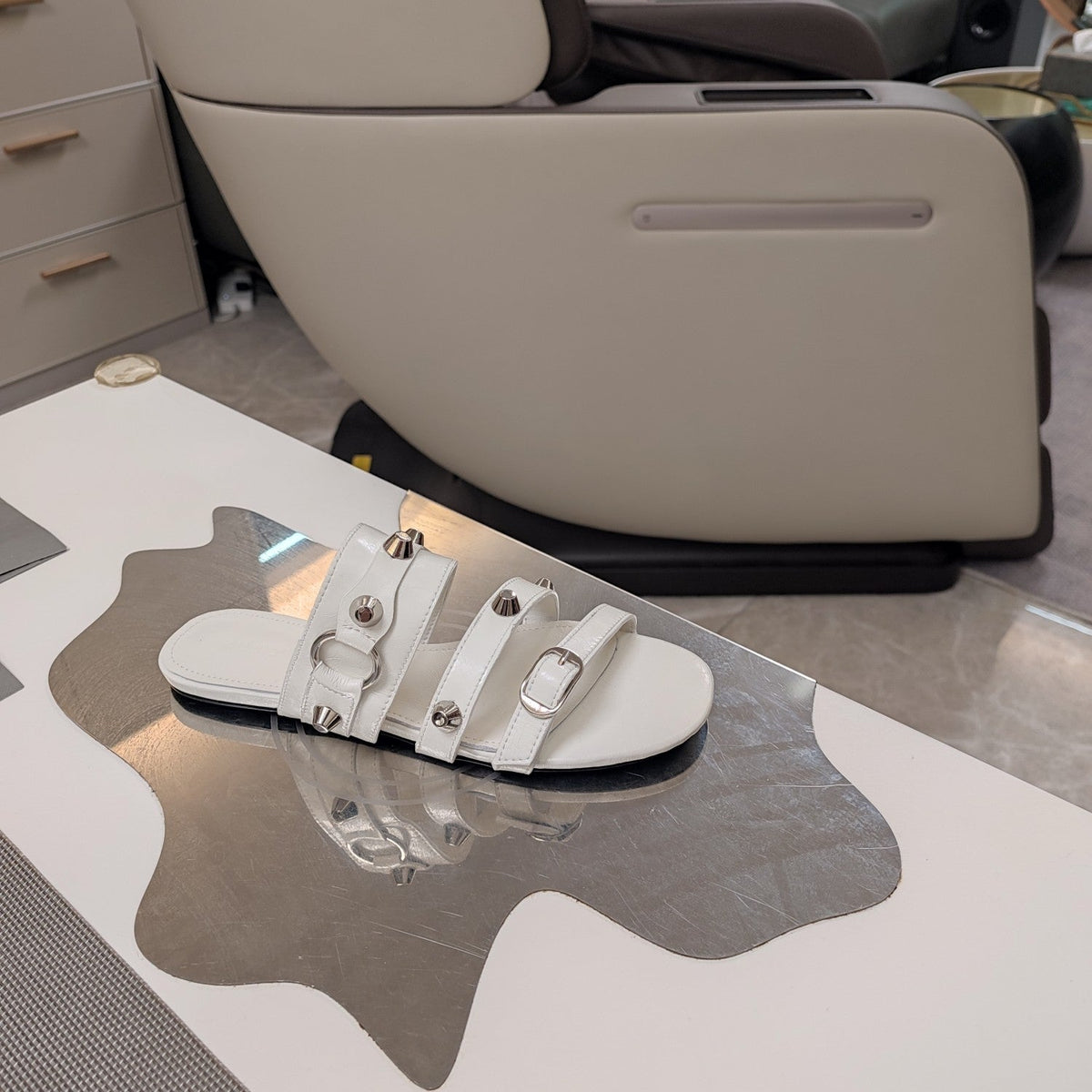 STRAPPY FLAT SANDALS IN WHITE STUDDED WAX-OIL SHEEPSKIN